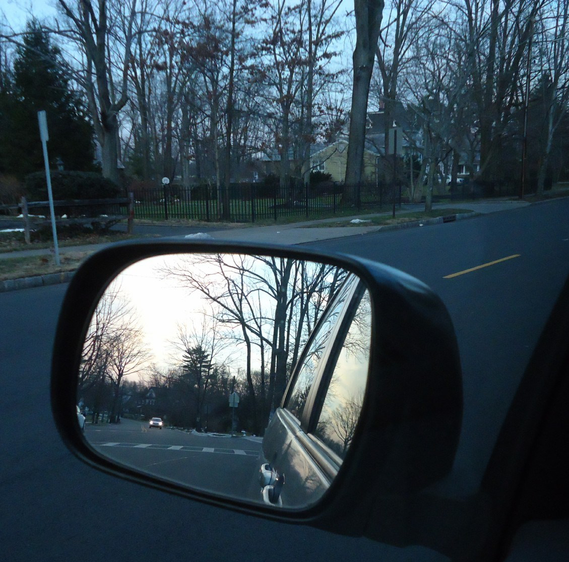 Scene_in_the_rear_view_mirror_of_a_car